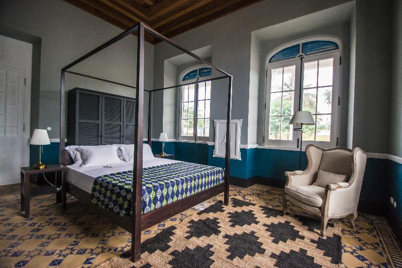 Roca Sundy - Principe Collection Pension Santo António Buitenkant foto